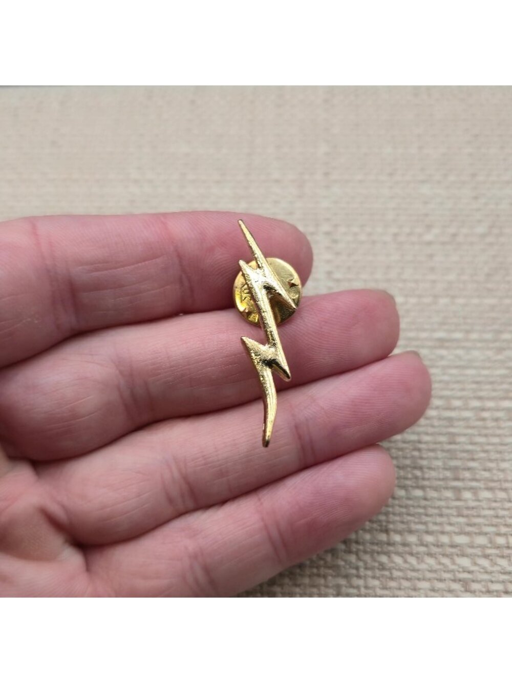 Vintage Gold Tone Double Lightning Bolt Lapel Tie Pin A8913